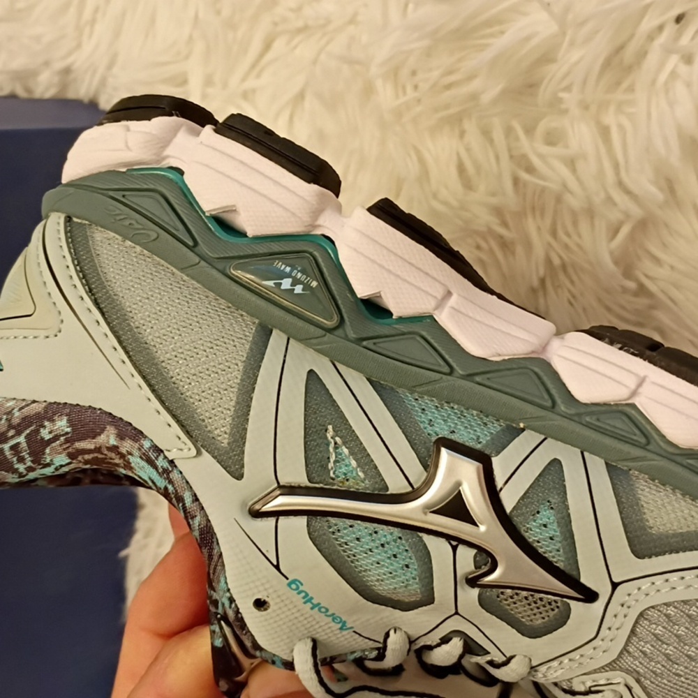 Mizuno Wave Sky 2 Women's Sz 6.5 Running Shoes ๐ ๐ - Picture 4 of 12